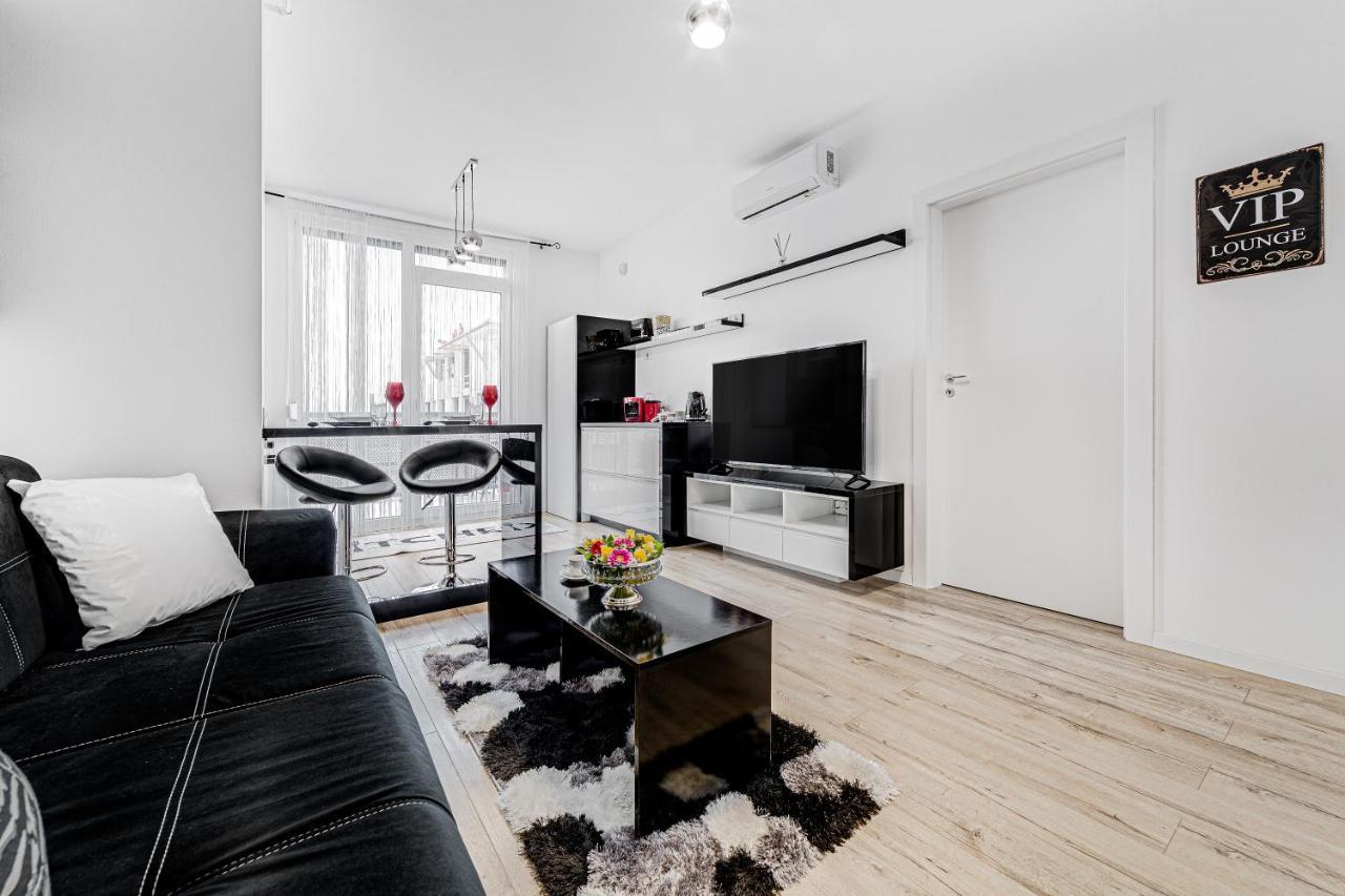 Ari Cinema Apartament With 2M Videoproiector Apartment Arad Ngoại thất bức ảnh